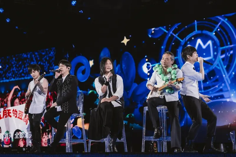 搖滾天團五月天（Mayday）於長沙開唱，休息日冠佑狂吃臭豆腐，阿信妙喻「友情如臭豆腐，聞著臭吃著香」。這群從附中吉他社走出的夥伴，25年互懟卻相知，用音樂與玩笑見證不褪色的情誼。（來源：相信音樂）