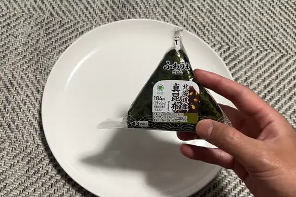 超人氣動畫《黃泉使者》帶火飯糰「完美拆法」話題，經典開包片段破900萬觀看。不少人照做仍會海苔殘留、滿手黏膩，日本網友dydt獨家分享改良開法，翻轉包裝180度就能隔紙食用，影片狂收870萬觀看，戶外、通勤吃飯糰超實用，輕鬆解決吃飯糰的各種小惱人問題。（來源：ydt_Nao@X）
