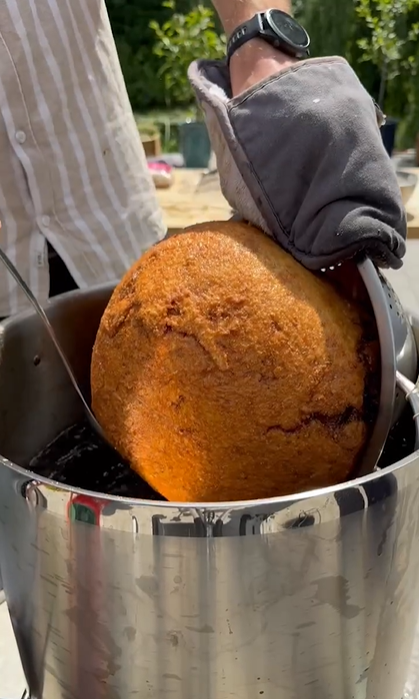 英國網紅羅斯與派特森挑戰用鴕鳥蛋製作巨型蘇格蘭蛋的製作過程。（來源：guinnessworldrecords  @IG）