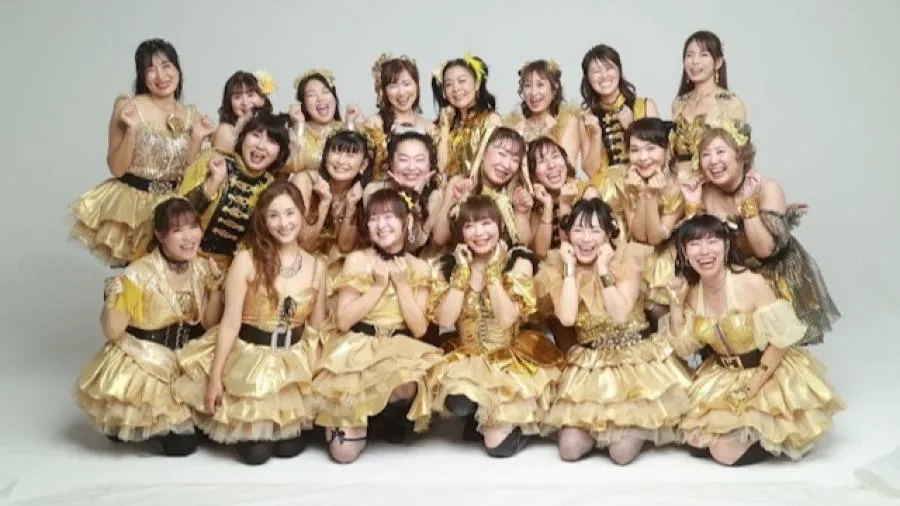 日本驚現大媽偶像團「AMTRS」,百人大陣容震撼演藝圈的封面圖片