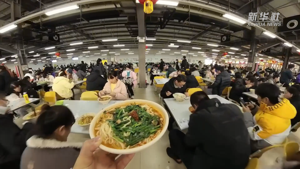 富士康鄭州科技園員工食堂。(新華社)