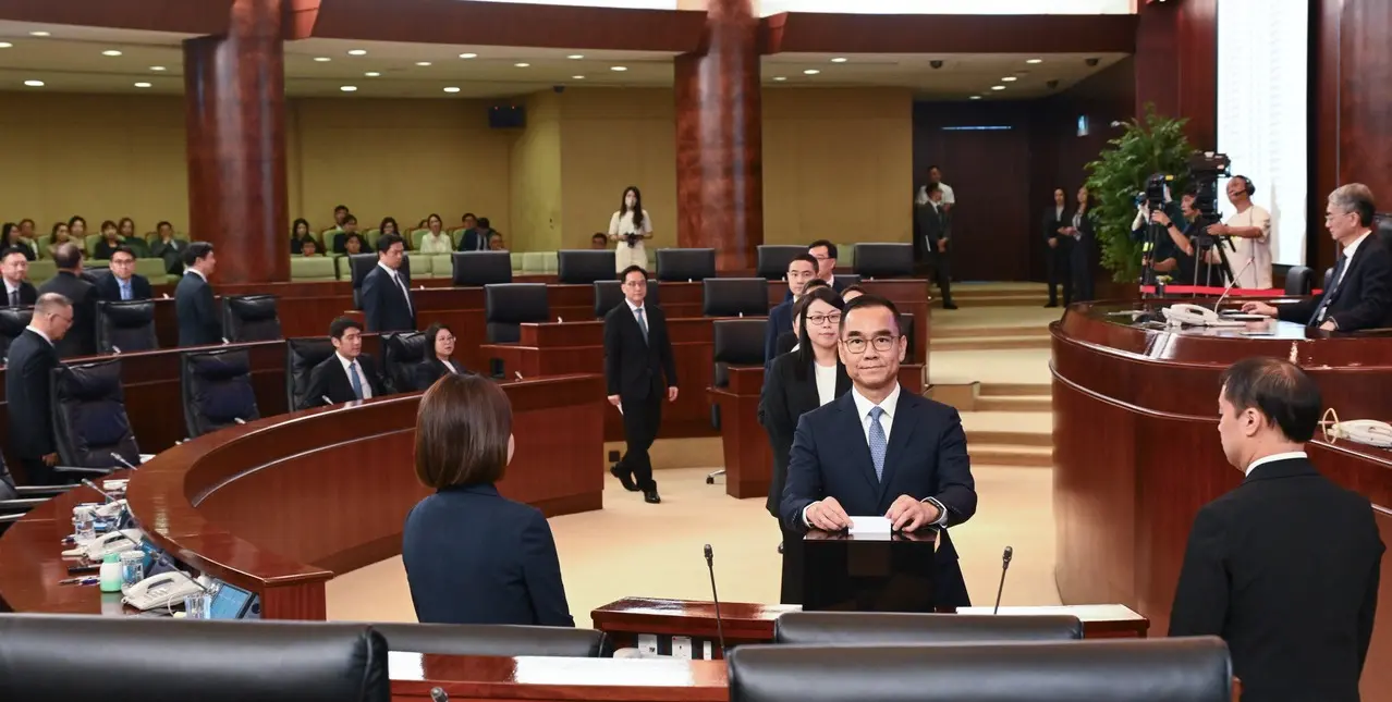 下午 3 時，立法會首次全體會議按議事規則展開主席選舉。會議由最年長的直選議員、有「直選票王」之稱的高天賜主持，最年輕的兩位議員陳禮祺與呂綺穎負責監票、點票及唱票工作。(圖：澳門特別行政區政府新聞局)