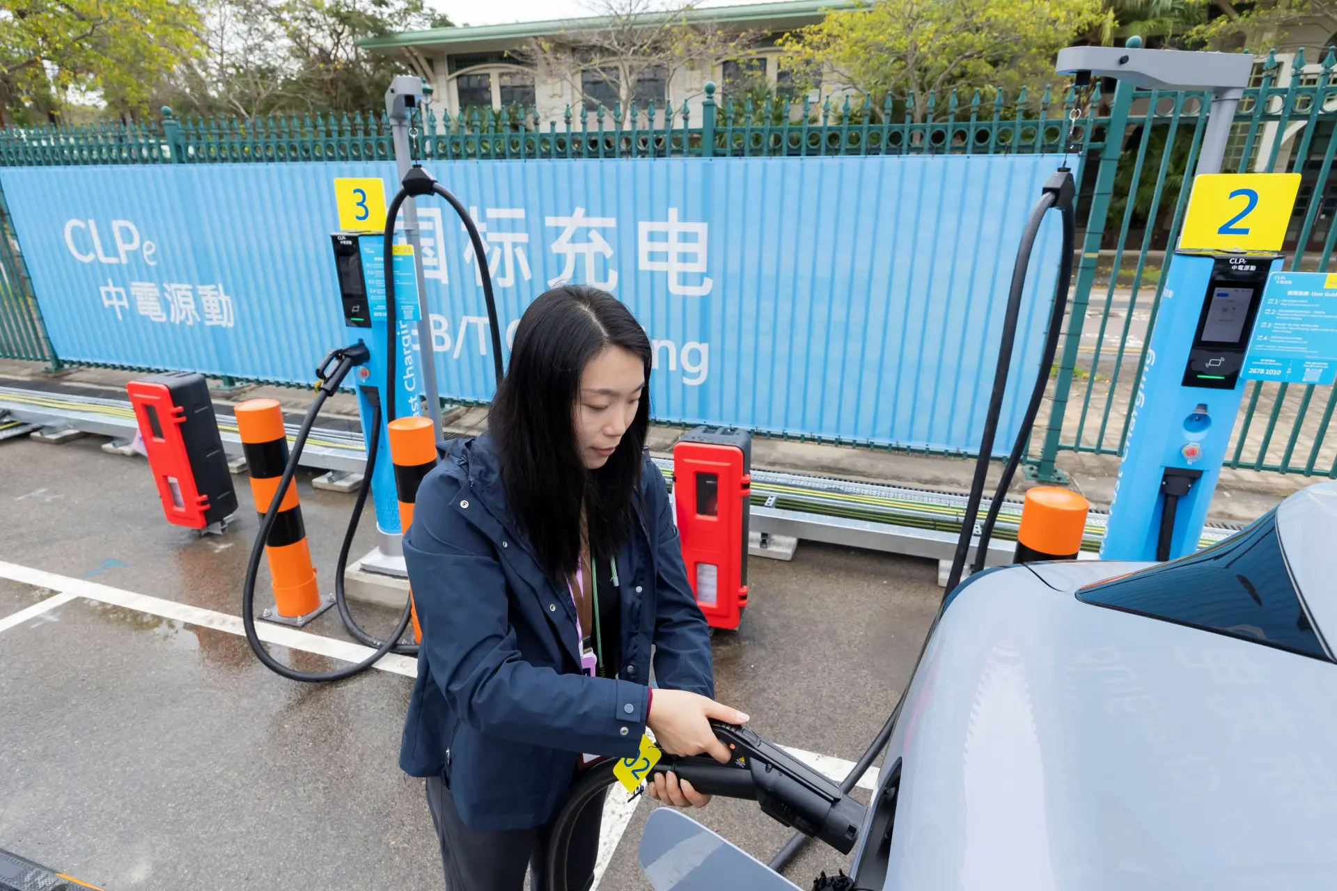 首批粵車車主郭靜怡女士在大嶼山充電站體驗服務。