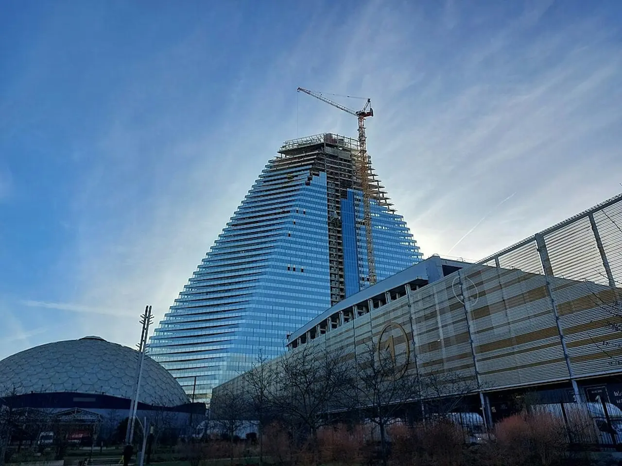巴黎耗資7億歐元興建的三角大廈（Tour Triangle）因外形被戲稱巨型芝士，飽受民眾與各界批評。歷經二十年爭議落成後，它也成為巴黎市中心最後一座摩天大樓。（來源：wikipedia）