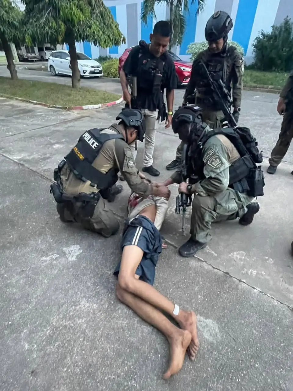 事件擾攘兩小時後，18 歲疑犯最終被制服及送院。 （facebook）