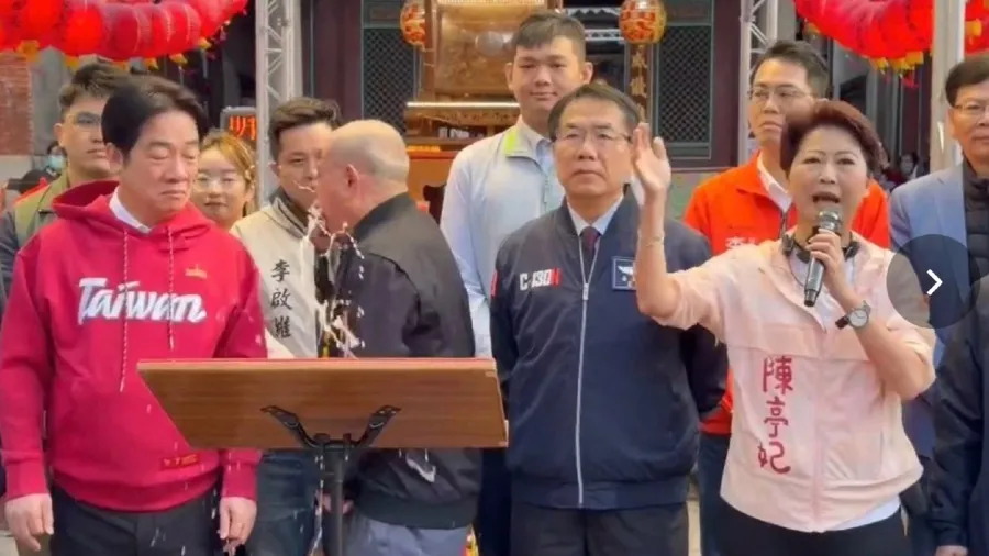 賴清德台南助選參拜突遭廟方主委嘔吐物噴濺一身的封面圖片