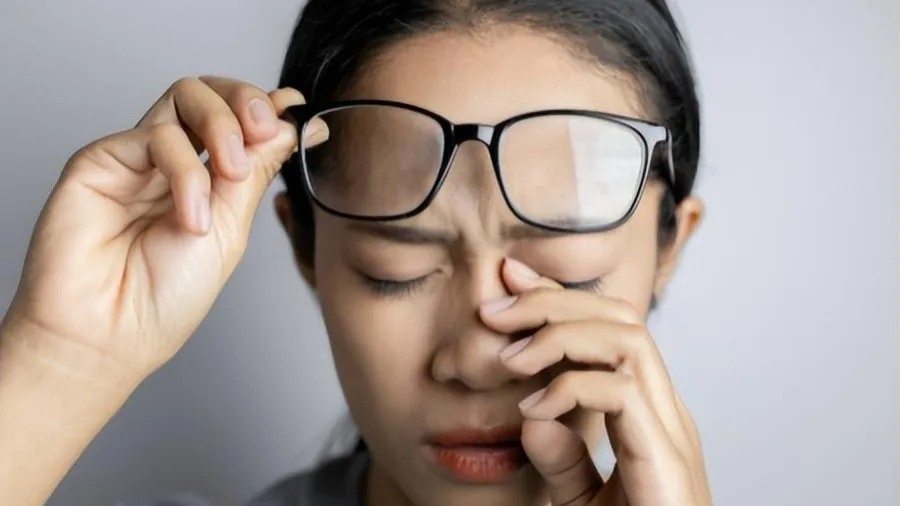 眼白發黃、飛蚊變多？這4種眼部癥狀，可能藏著大病的封面圖片