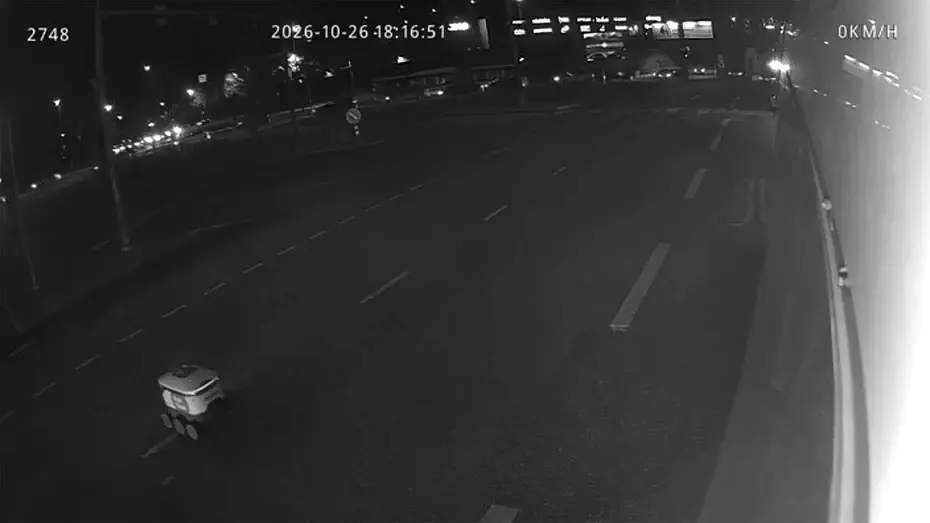 愛沙尼亞塔林26日傍晚發生罕見事故，Bolt快遞機器人疑似闖紅燈闖入行人穿越道，公車緊急煞車造成多名乘客受傷，機器人碰撞後自行駛離，警方與運輸公司正展開調查。（來源：news.err.ee）