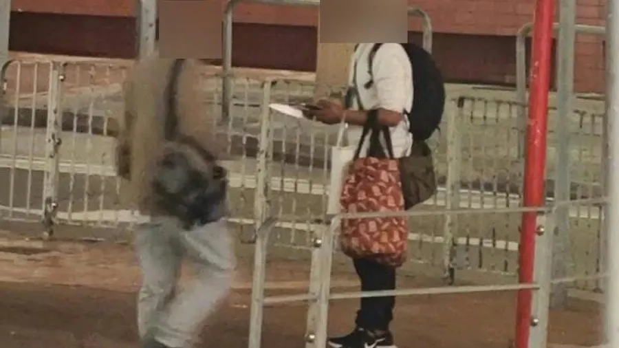 屯門市廣場男DONKI揮刀挾持人質 警開兩槍擊斃疑犯 的封面圖片