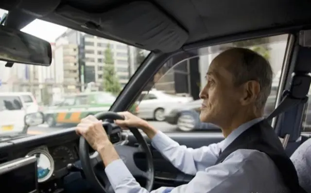 根據日本相關規定，70 歲以上的駕駛者在更換駕照時，不僅要通過筆試和路試，還必須參加交通安全講座。 而且每 3 年更換駕照時，都得接受身體檢查，確保身體狀況適合駕駛。（示意圖來源：網絡）