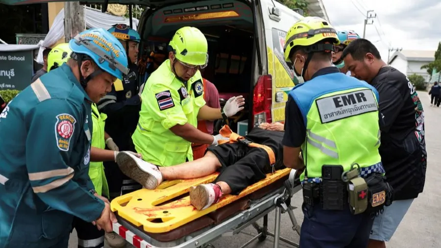 泰國暖武里府校園槍擊｜初中生校內掃射，7死15傷的封面圖片