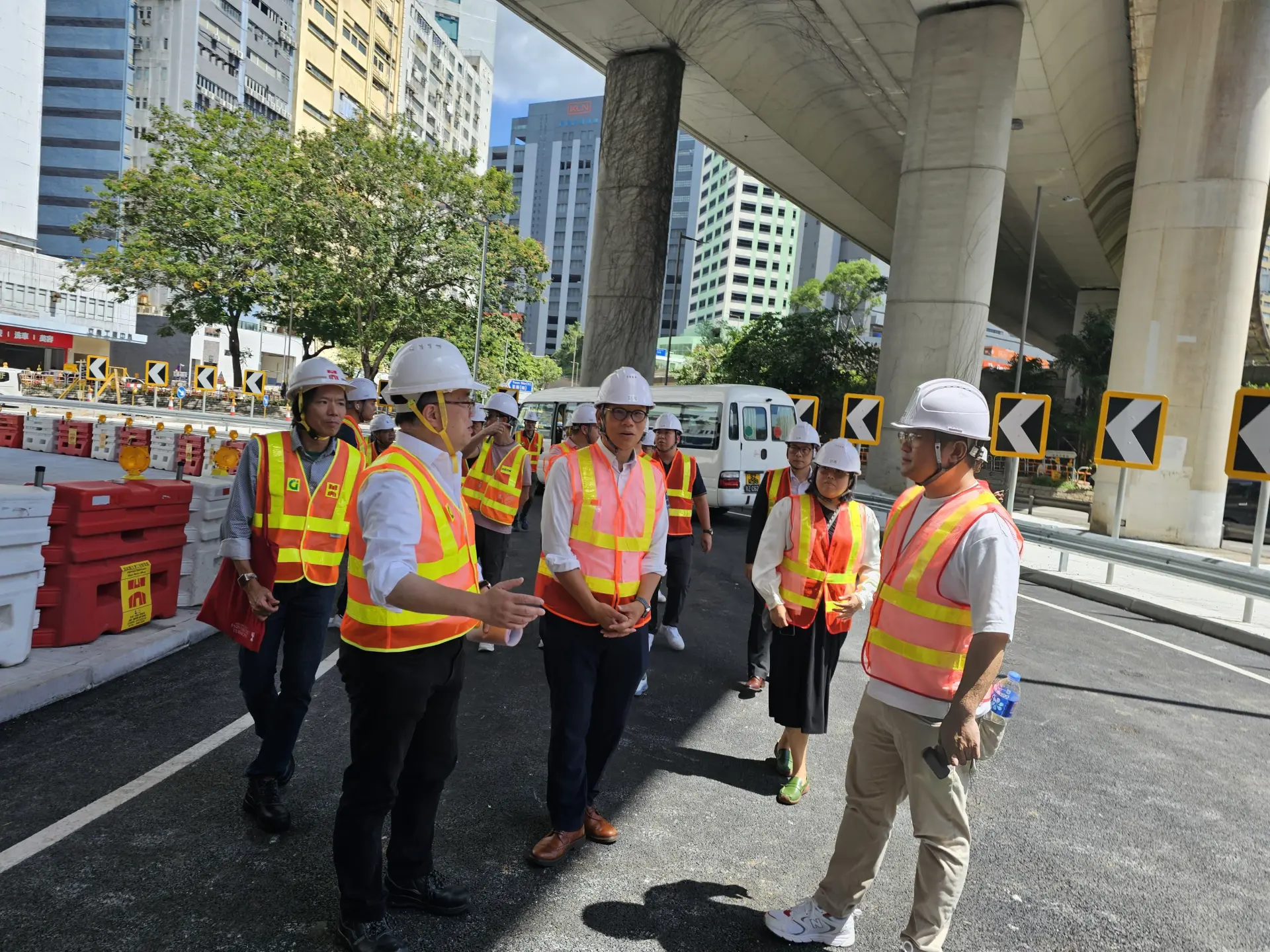 立法會議員陳恒鑌及荃灣區議員伍俊瑜（大魚）聯同路政署人員，到荃青交匯處地盤視察新建單線行車道。(圖：伍俊瑜)