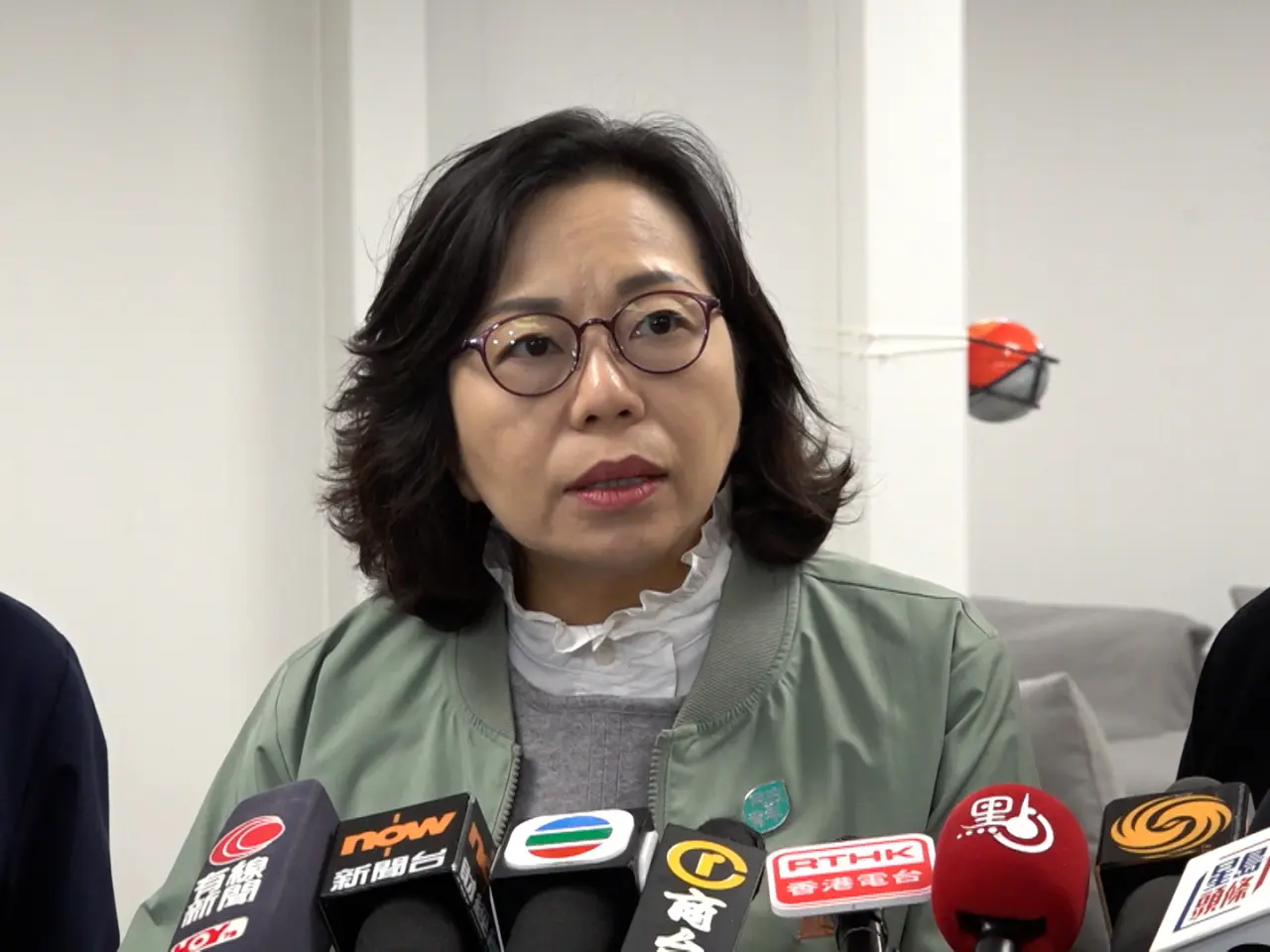 麥美娟宣布向宏福苑大火災民提供的每戶生活津貼，由5萬元增至10萬元。（香港電台 ）