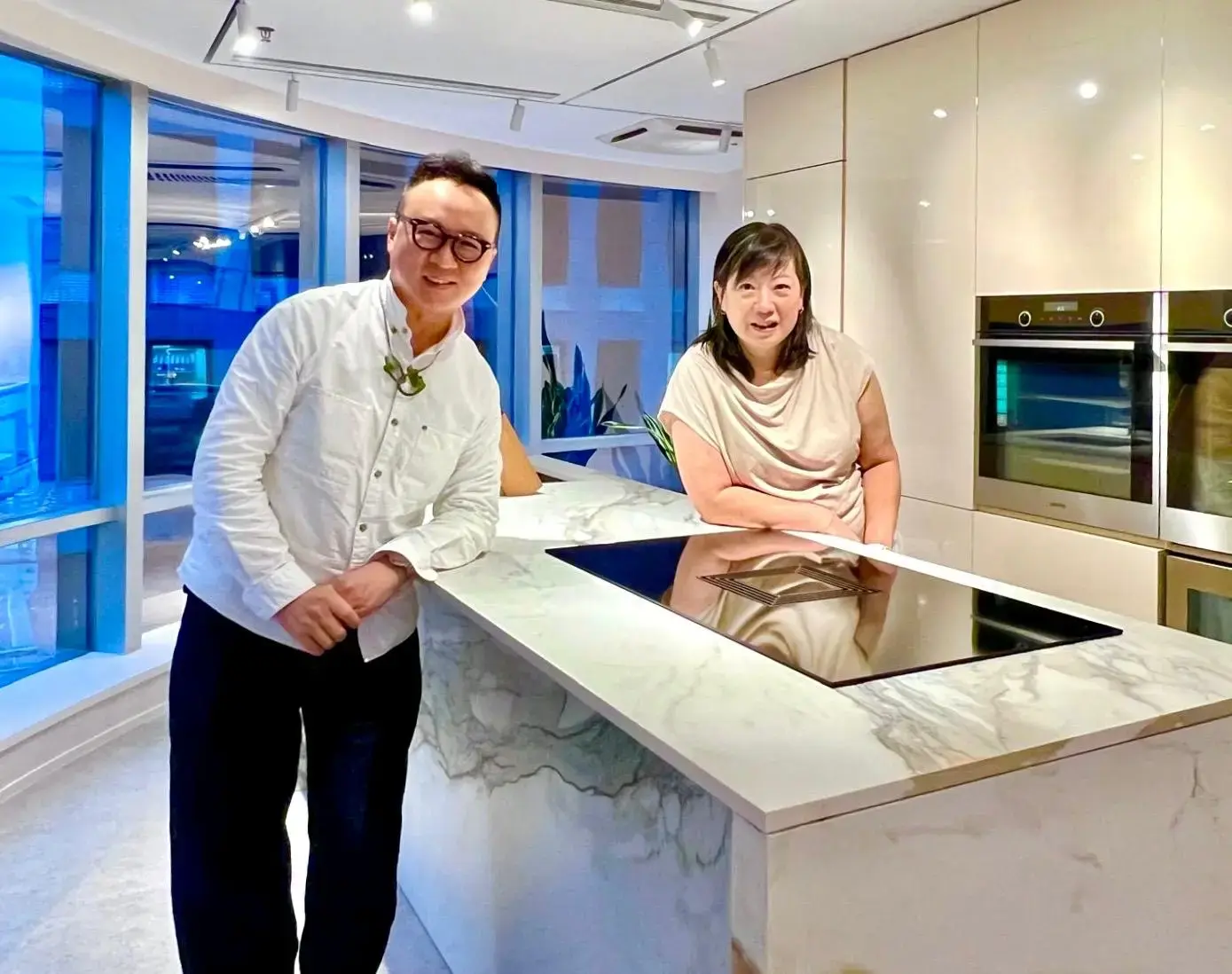 陳天麟先生(Mr. Fred Chan)與周美華合照。