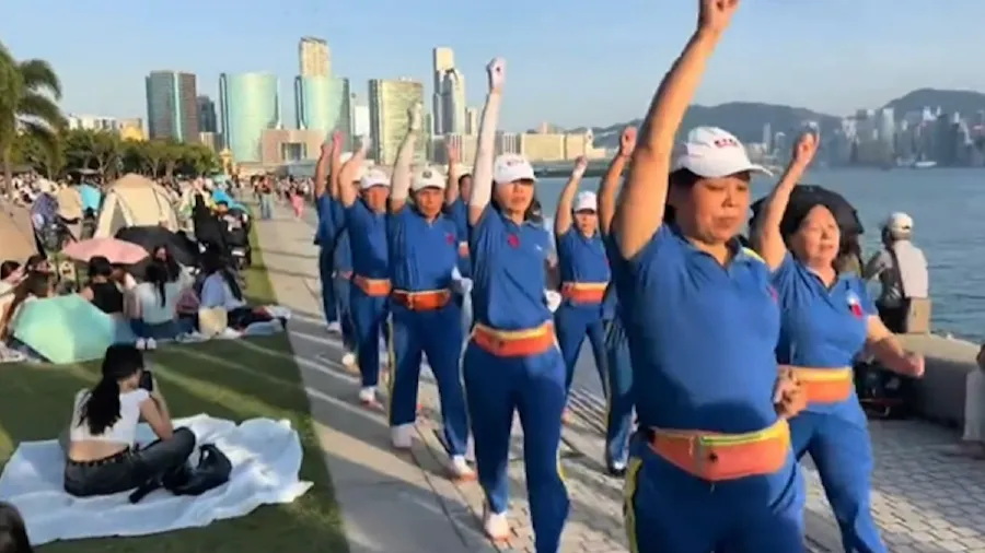 內地「暴走團」殺入香港 維港兩岸高分貝伴行 網民：丟人現眼？途人反應兩極的封面圖片