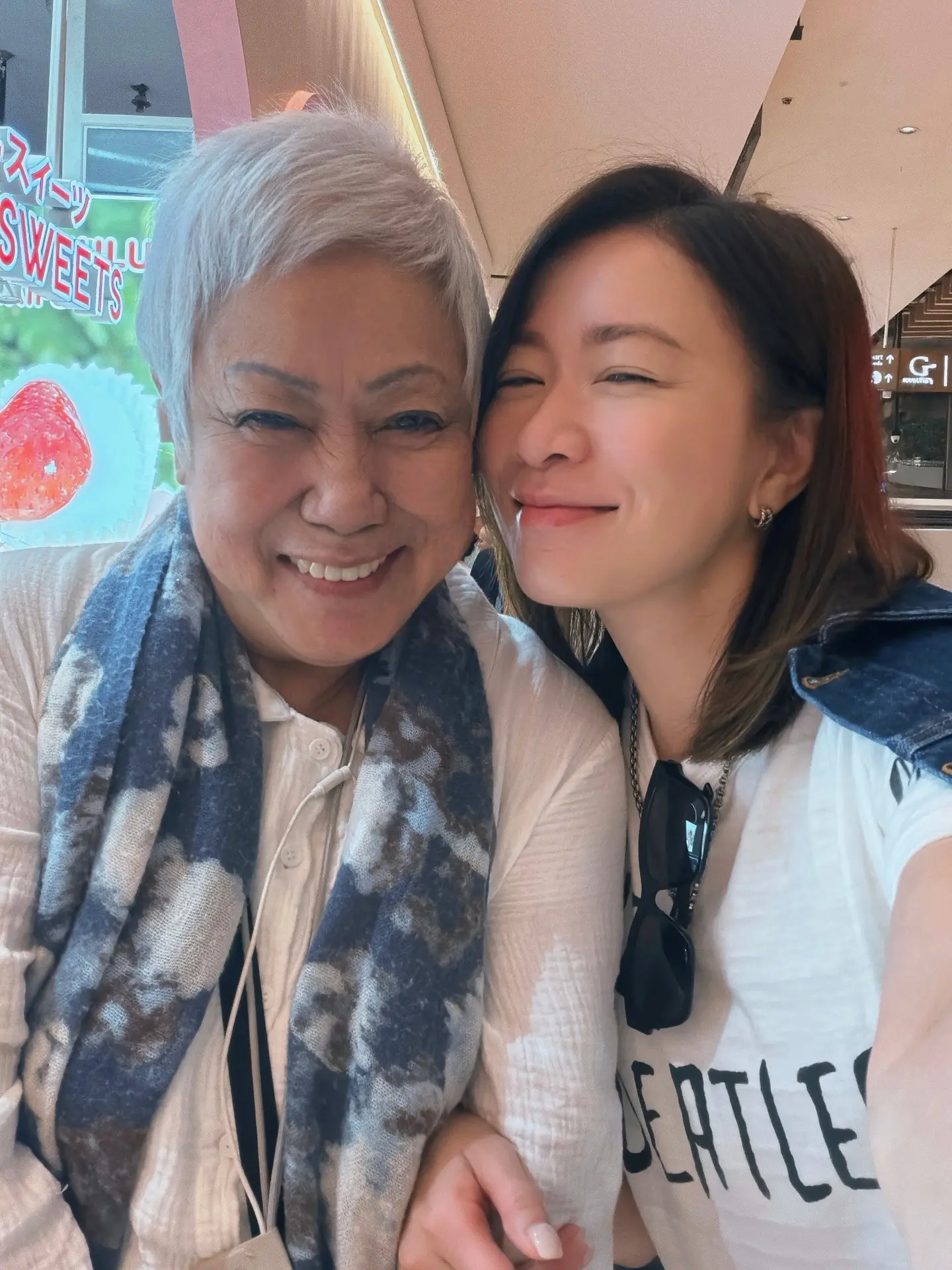 旅程中，佘詩曼與母親頭貼頭親密合照，佘媽媽笑容燦爛，畫面溫馨動人。多年來，佘媽媽母兼父職，獨力撫養三名子女長大成人，堅強又偉大，是佘詩曼心中的英雄，也從小教會她獨立與堅強。 (圖：佘詩曼 Charmaine Sheh@FB)