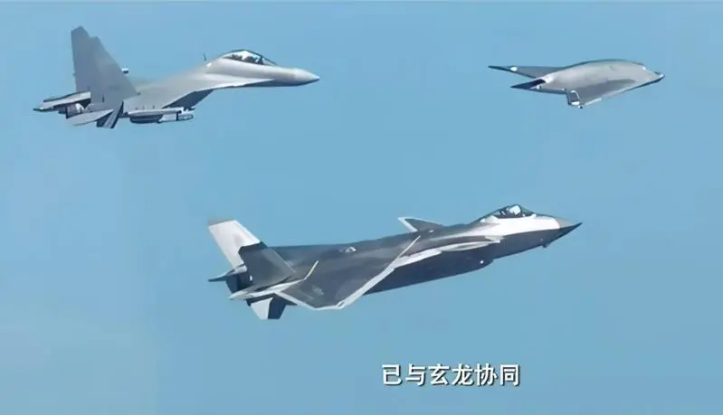 《夢遠》影片出現「玄龍」無人機與多架戰機協同訓練畫面。（圖／截自中國空軍微電影「夢遠」）