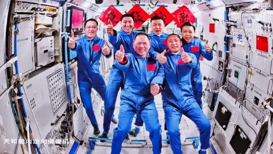 天宮首迎香港航天員 神舟廿一與廿三號乘組完成太空會師的封面圖片