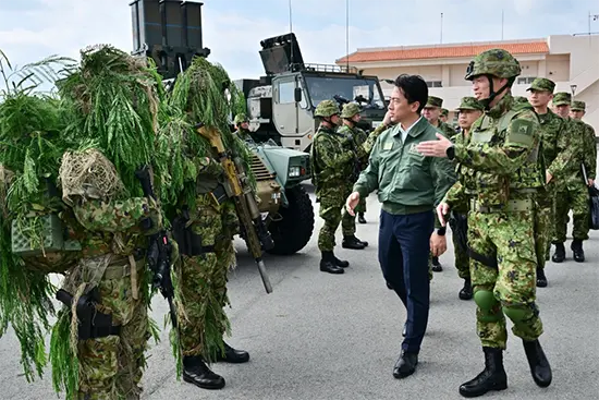11 月 23 日，小泉到訪與那國陸上自衛隊 X 平台