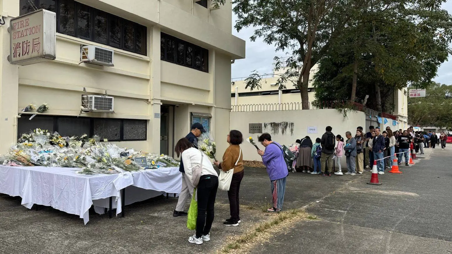 靈車隨後按預定路線途經大埔太和路、寶鄉街等路段，抵達宏福苑舉行路祭，再前往沙田消防局，由消防處處長楊恩健帶領消防人員列隊致最後敬禮，最後移送浩園安葬。(圖：香港消防處 Hong Kong Fire Services Department@FB)