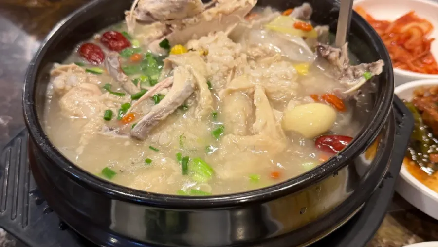 韓國仁川名店蔘雞湯咬下瞬間「屎味炸裂」，店家甩鍋供應商合理嗎？的封面圖片