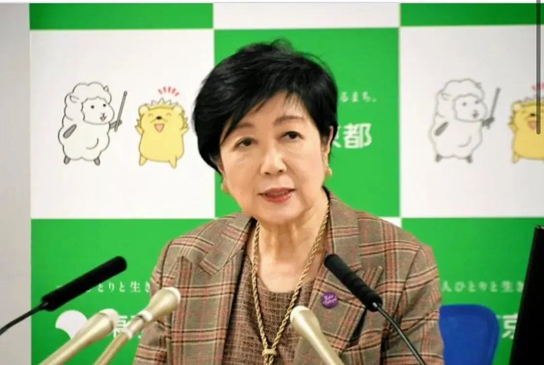 小池百合子現年73歲，她是東京都首位女性都知事，2016年上任後連任至今，2024年第3度成功連任，作風向來前衛大膽。（來源：朝日新聞）