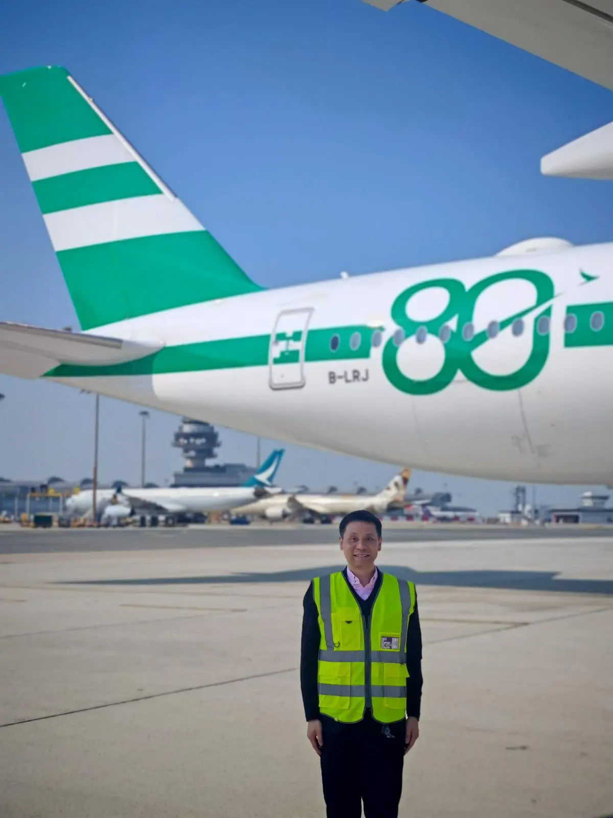 在2026年1月6日，為慶祝成立八十週年，國泰航空正式揭幕了其復古塗裝飛機。這架空中巴士A350-900客機換上了俗稱 “生菜葉三文治”的經典綠白間條塗裝。(圖：國泰企業事務總經理黃文傑先生)