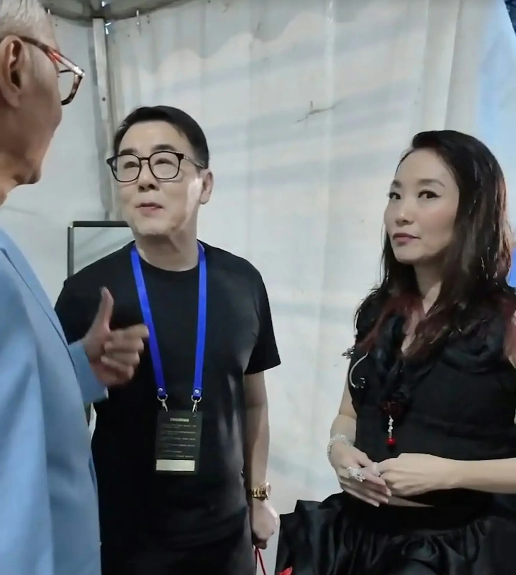 片段中王書麒與太太許秋怡、前 TVB 藝人林俊賢相談甚歡，但他的容貌變化卻成為網民討論焦點。(圖：小紅書翻攝)