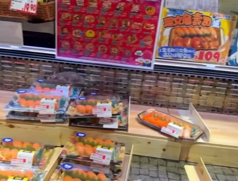 事主趙小姐表示在屯門市廣場 Donki 見到有老鼠現身壽司部。（chiuhc_ @ Threads 片段截圖）
