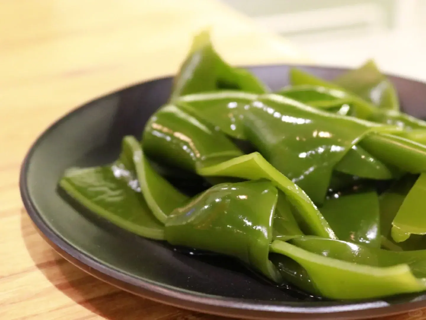 吃過那麼多次海帶結，不論是熬湯、鹵煮還是涼拌，這顆小小的「蝴蝶結」總是默默陪伴，卻很少有人深究：好好的海帶，為什麼非要費力打個結？（示意圖來源：小紅書網友）