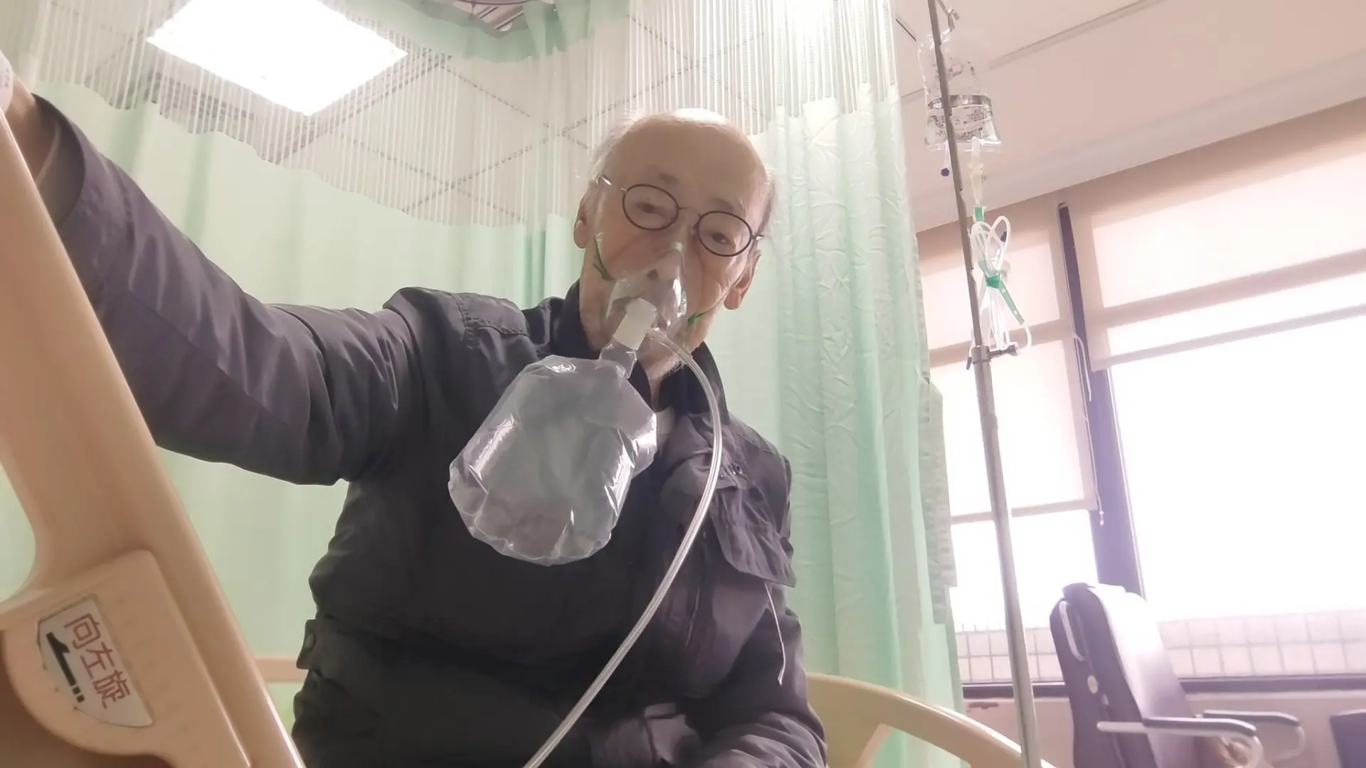 馮淬帆的健康狀況早有警訊,今年 5 月他曾透露因血氧濃度不足住院兩個多月,出院後需依賴製氧機生活,當時發文感慨「年紀到了,由不得你,只好認了」,照片中身形消瘦、鼻插醫療鼻喉的模樣讓粉絲憂心。(圖:馮淬帆@FB)