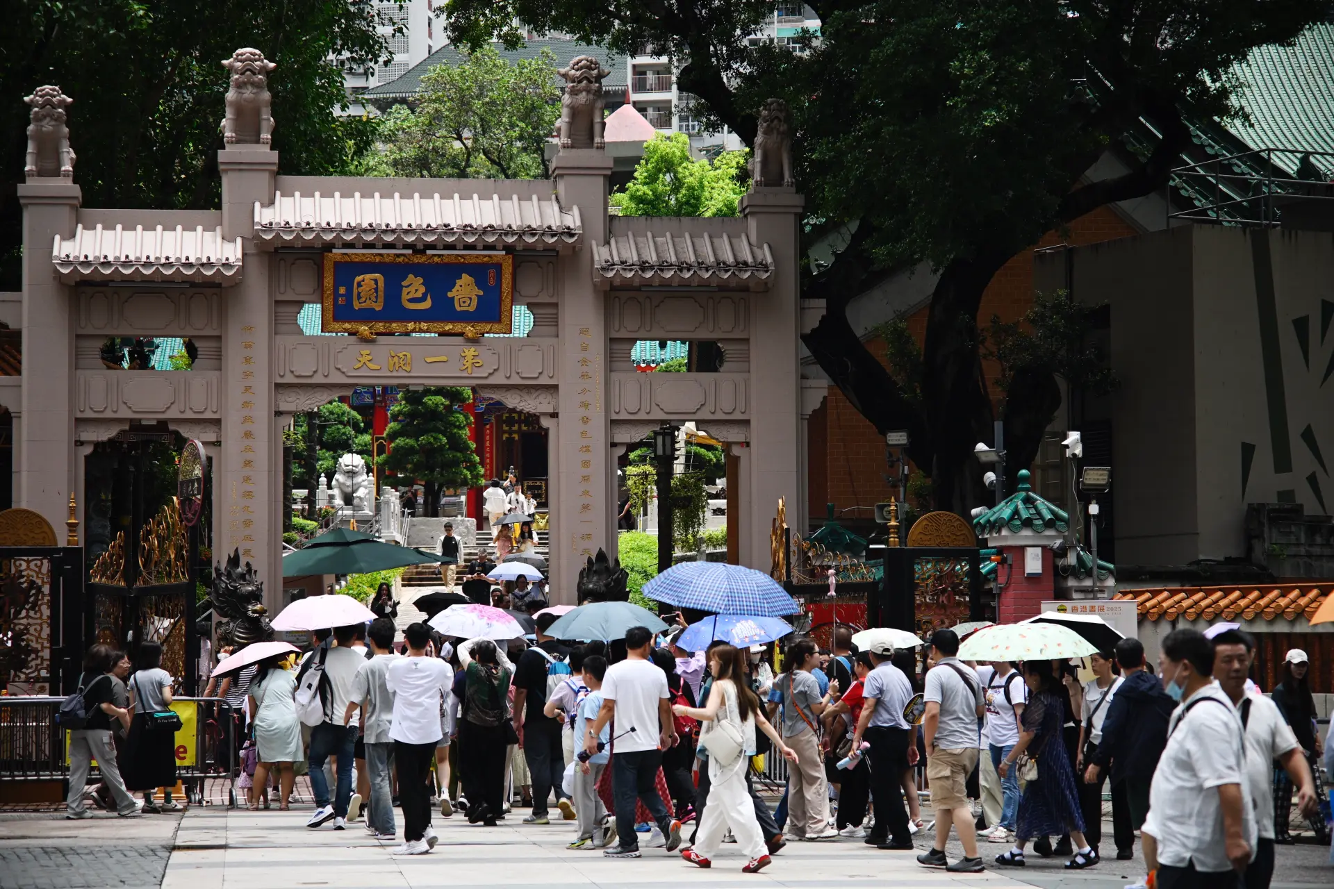 善信及中外遊客絡繹不絕來到香港吝嗇色園黃大仙祠參觀。(圖：新華社)