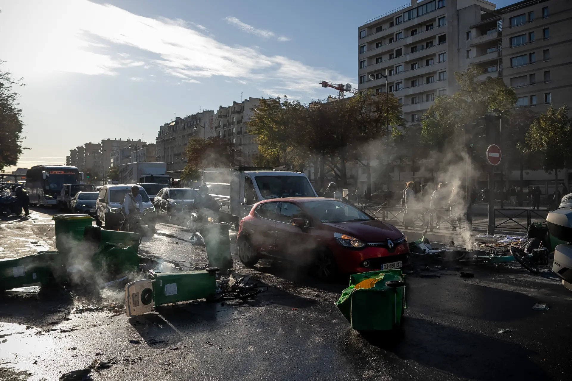 9月10日，在法國巴黎街頭，示威者用垃圾桶封鎖道路。(新華社)