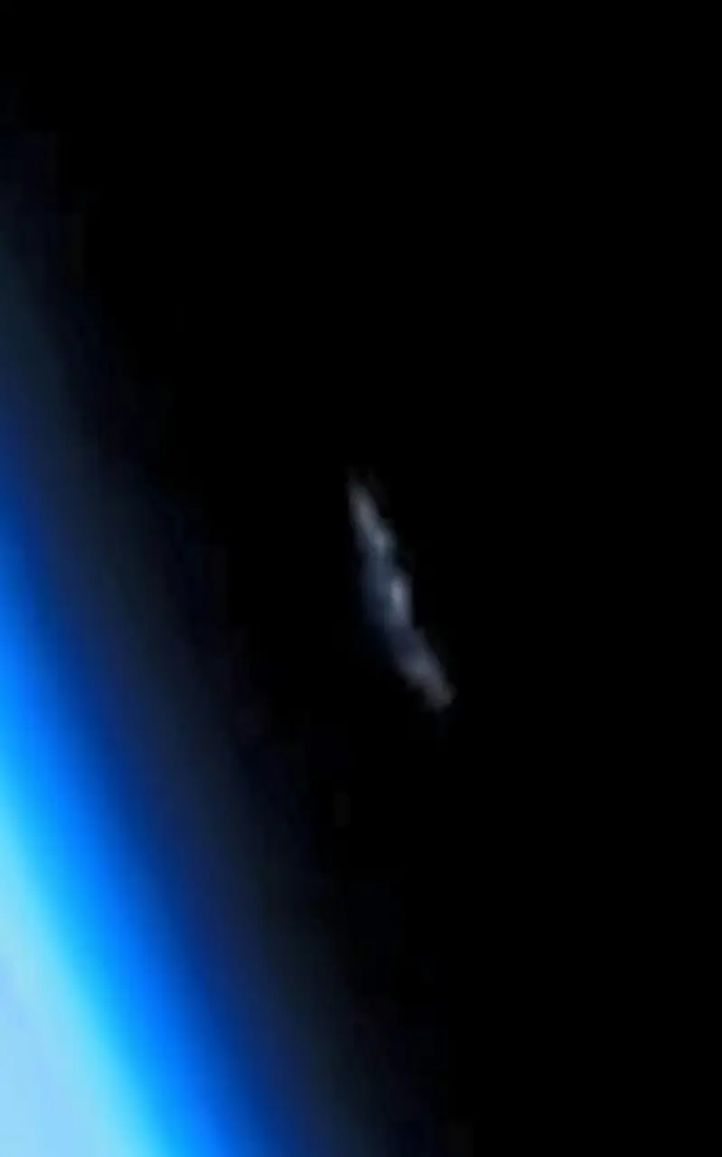 SpaceX星艦（Starship）第14次試飛圓滿達成入軌里程碑，直播畫面卻意外捕捉太空巨型彎曲光痕，網友質疑是體型超城市的外星母艦，各類猜測層出不窮，官方暫未回應相關爭議。（視頻截圖來源：SpaceX直播畫面）