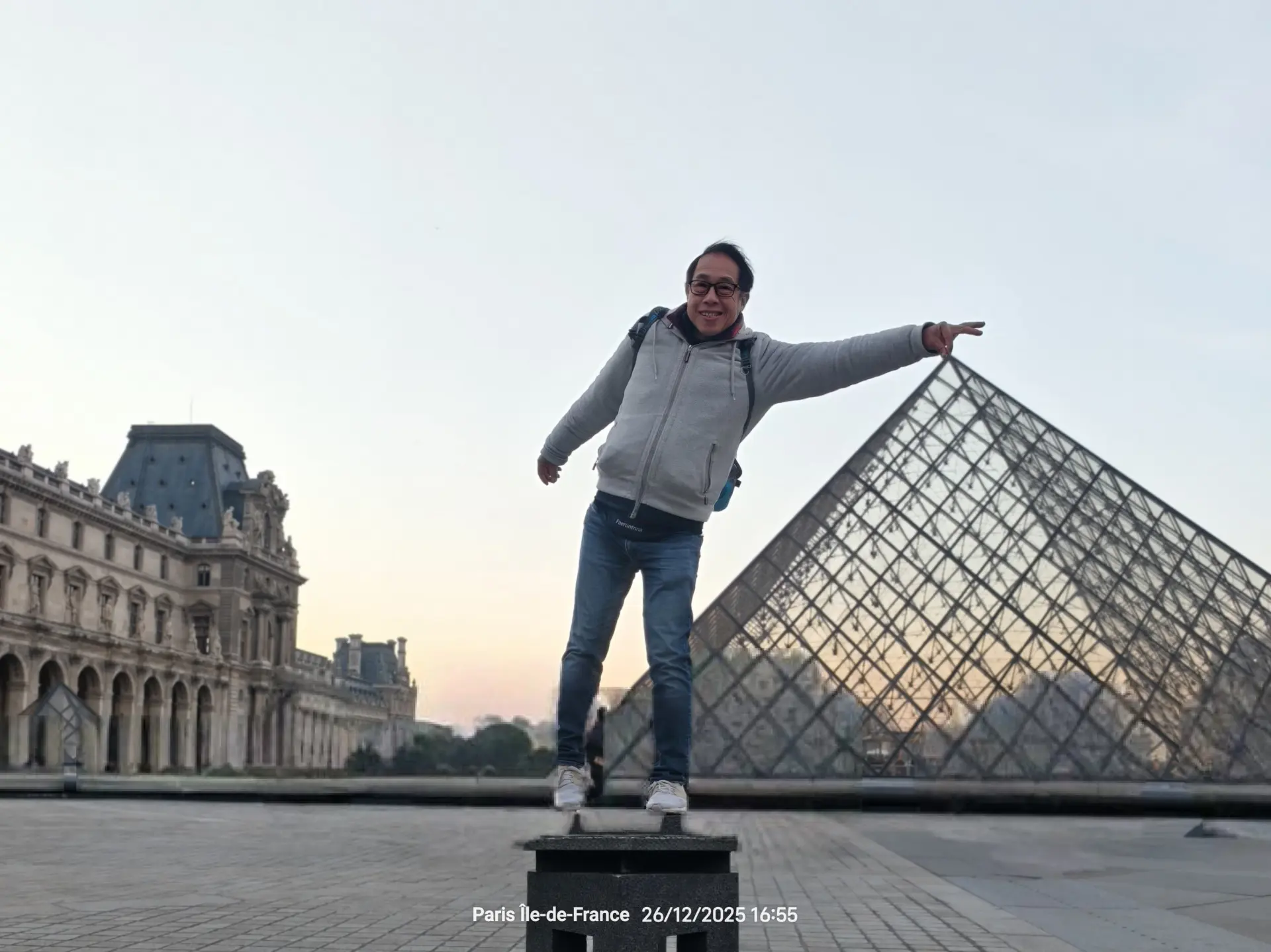 法國巴黎羅浮宮（Louvre Museum）是世界上最大的藝術博物館，照片中的玻璃金字塔由美籍華裔建築師貝聿銘（I.M. Pei）設計，是羅浮宮的主要入口，羅浮宮收藏了包括《蒙娜麗莎》在內的世界著名藝術品。(圖：陳鳳翔)