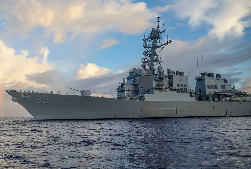 美國海軍阿利伯克級飛彈驅逐艦「班福特」號（USS Benfold）飛彈驅逐艦在菲律賓海執行例行海上任務的資料照。（美國海軍）