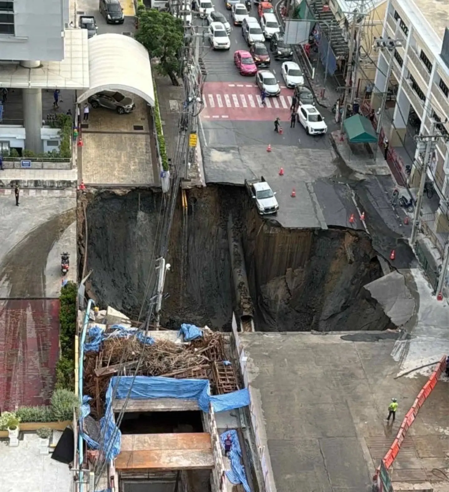 瓦吉拉醫院路面突然劇烈塌陷，瞬間形成一個長寬各 30 公尺、深達 50 公尺的巨大天坑。(圖：網絡翻攝)