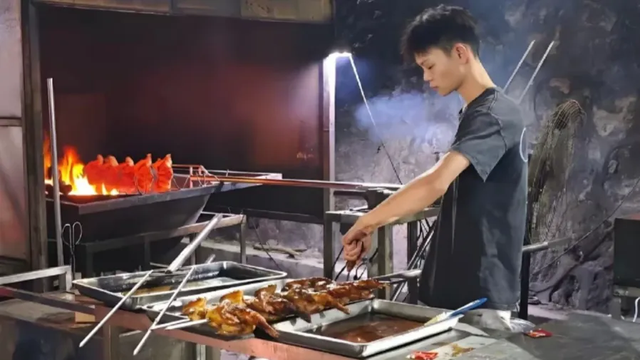 廣東深圳街頭藏「少年烤雞王」，16歲汕尾仔日入萬元還超孝順的封面圖片