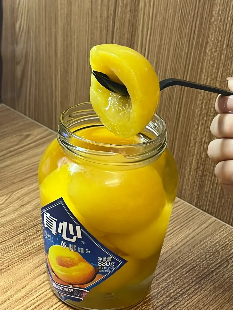 在中國東北的冬日裡，有一種「神奇食物」總在人們感冒發燒時登場——黃桃罐頭。（來源：小紅書網友）
