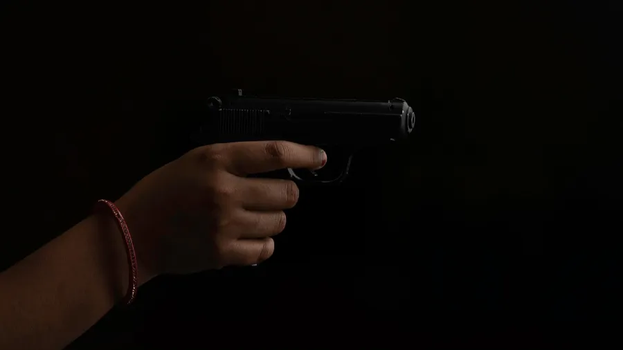 美國14歲惡少偷平板被罵，近距離射殺母親後腦，還謊稱槍枝走火瞞天過海！的封面圖片