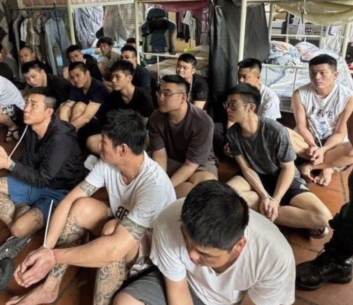 柬埔寨近日大舉打詐，今（4）日前往柴楨省展開突擊掃蕩行動，成功搗毀一處電信詐騙據點。(柬中時報)