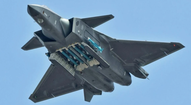 中國殲-20隱形戰機搭載「霹靂-15E(PL-15E)」飛彈,可收入彈筴倉內,保持機身隱形功能。 (電視截圖)