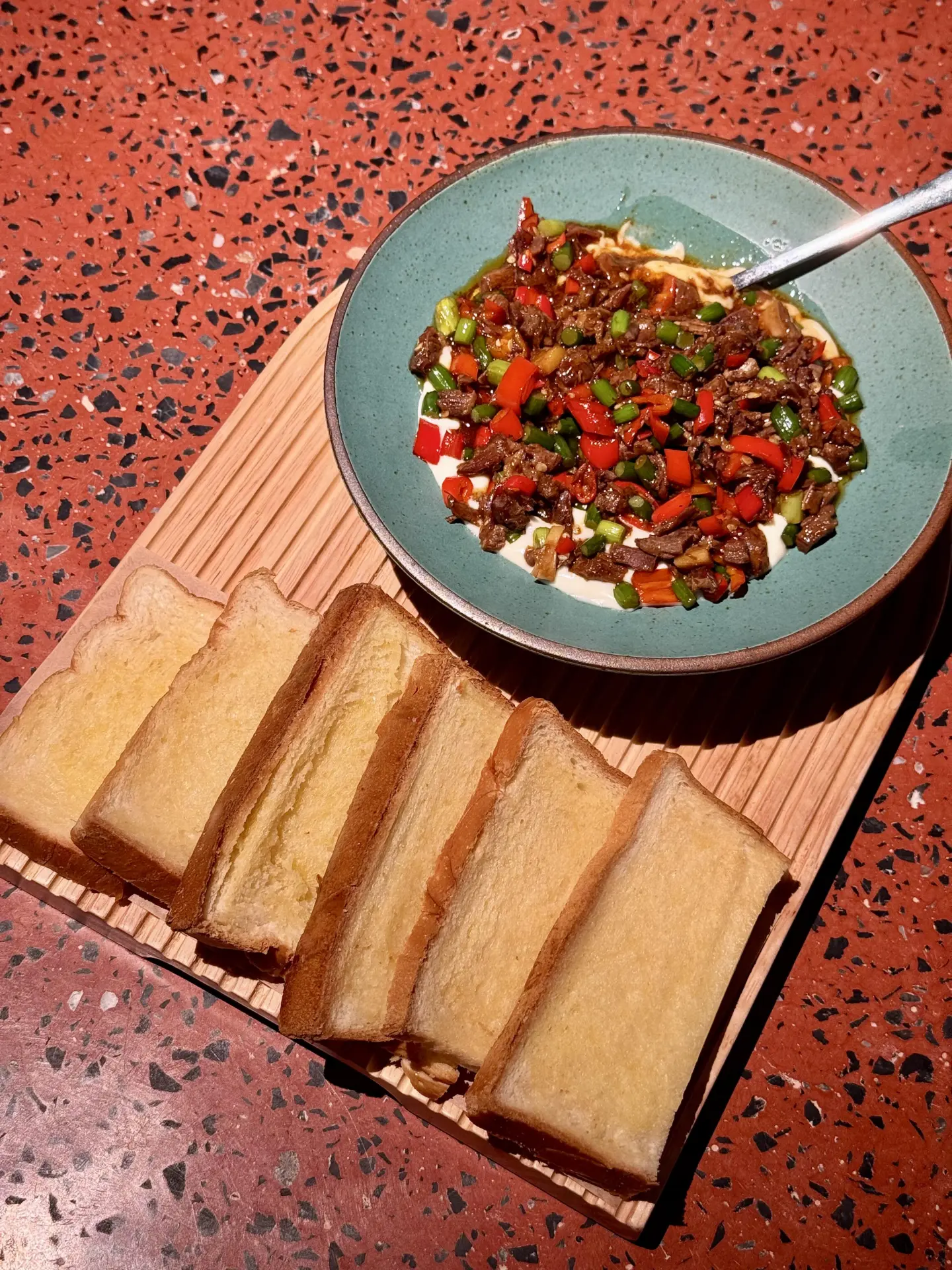 贛辛野（大悅城店），作為深圳首店，剛開業就成了打卡熱點。  店裡滿是山野風情，木質裝飾搭配綠植，處處透着贛菜的獨特美學，離地鐵口又近，逛累了隨時能鑽進去解饞。（來源：小紅書）