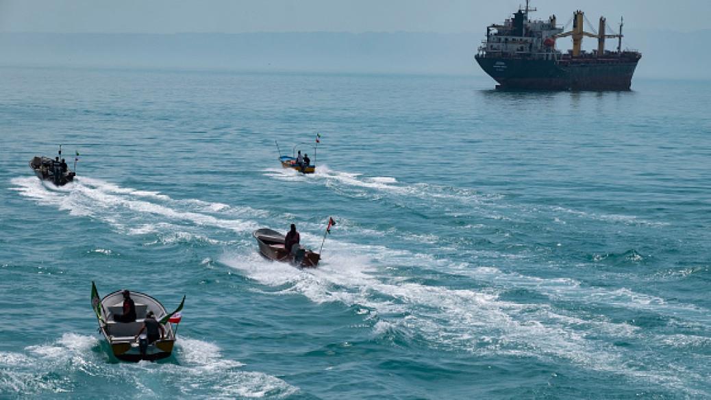 伊斯蘭革命衛隊在霍爾木茲海峽水域舉行軍事演習。(央視資料圖片)