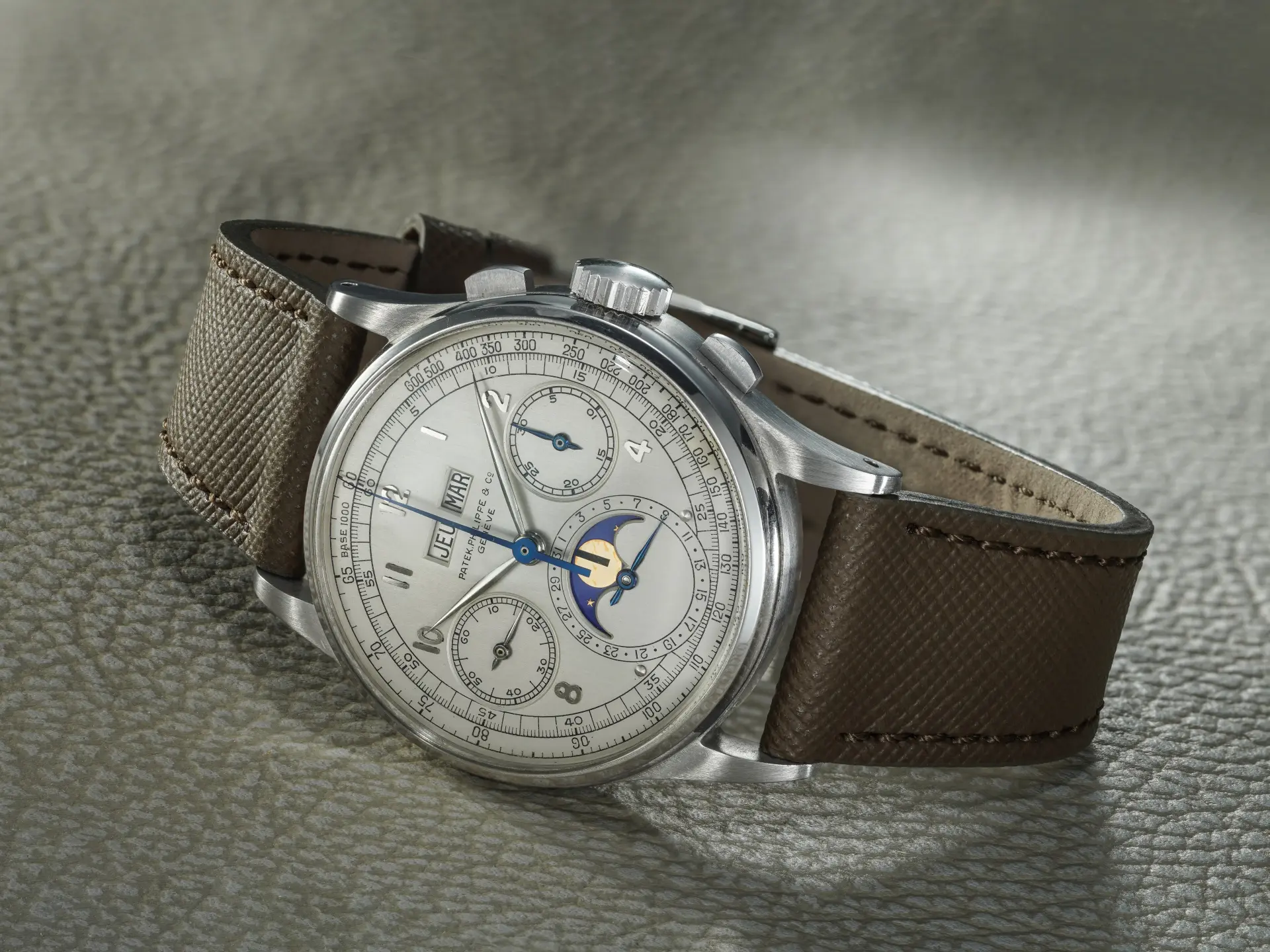 這款腕錶不僅是二戰時期的經典之作，更是百達翡麗首款量產的萬年曆計時腕錶，全球僅生產281枚，精鋼版本更是鳳毛麟角。（來源：富藝斯）