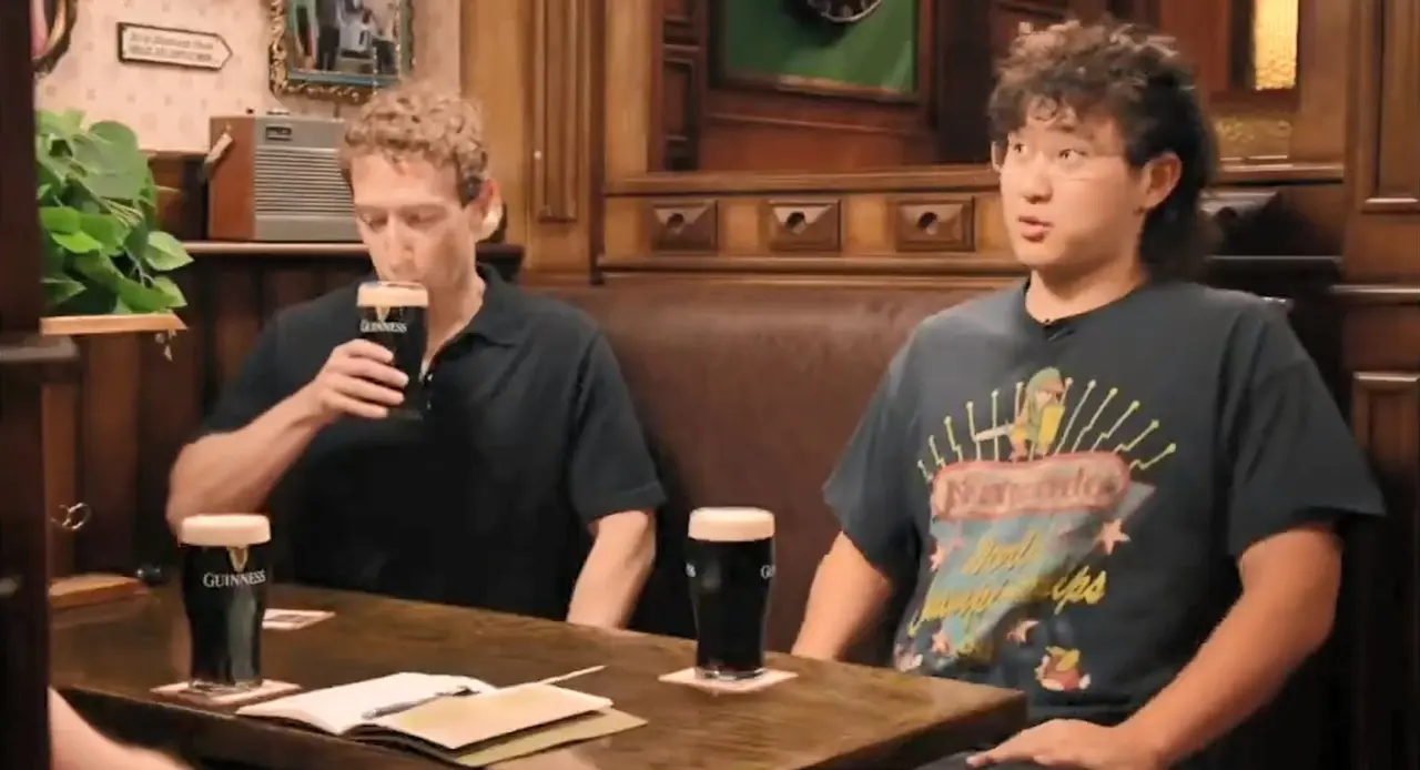 Meta創辦人朱克伯格（Mark Zuckerberg）參加Podcast節目《Cheeky Pint》，試飲健力士（Guinness）黑啤時表情不適，飲完後將酒杯推開，片段瘋傳，網友笑稱他喝起來像在嚼東西。（來源：soundmigration@X）