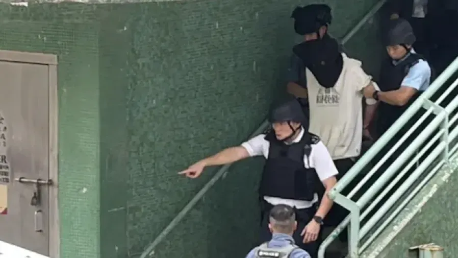 灣仔東亞銀行劫案｜51 歲持行街紙男賊落網 警檢贓款氣槍及錘仔的封面圖片