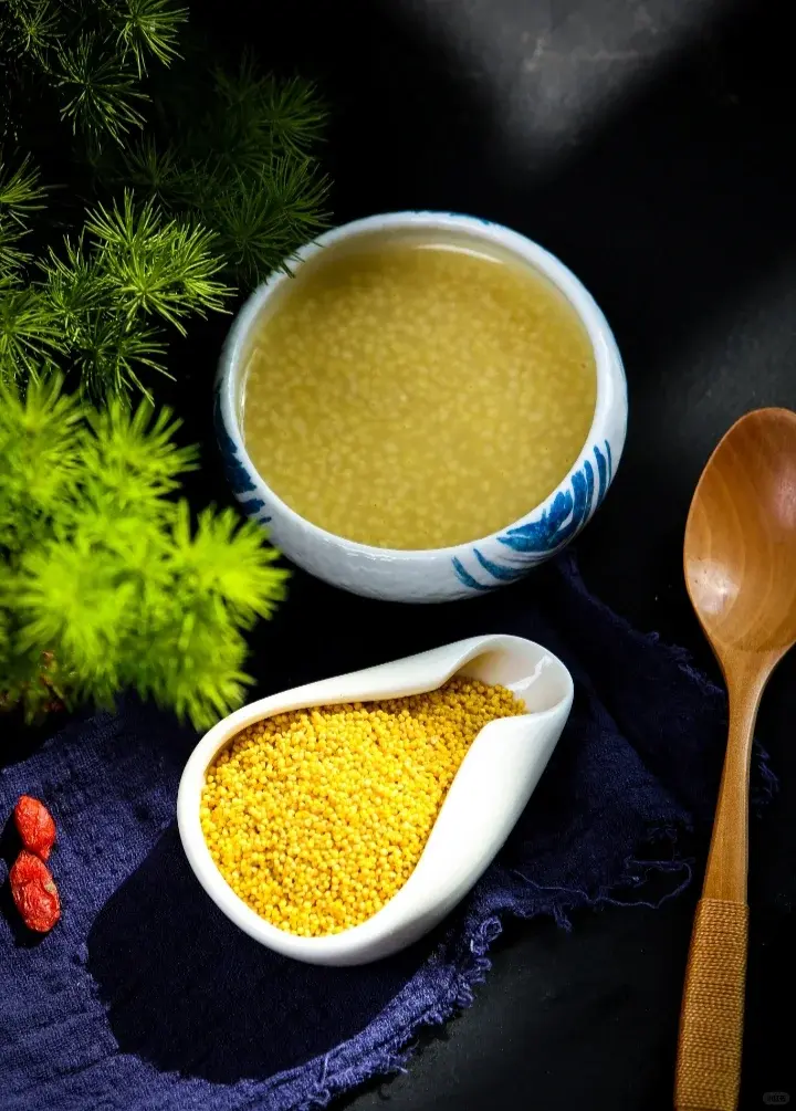小米粥向來是不少人心中的養生佳品，它質地細膩溫和，對腸胃負擔小，能緩解胃部不適，算得上名副其實的養胃主食。（示意圖來源：小紅書網友）