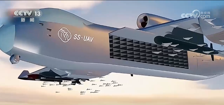 「九天」無人機的其中一大亮點是在機腹內集成了神秘的「異構蜂巢任務艙」,可容納上百枚巡飛彈或小型無人機,所以有「空中無人機航母」之稱。(央視網)