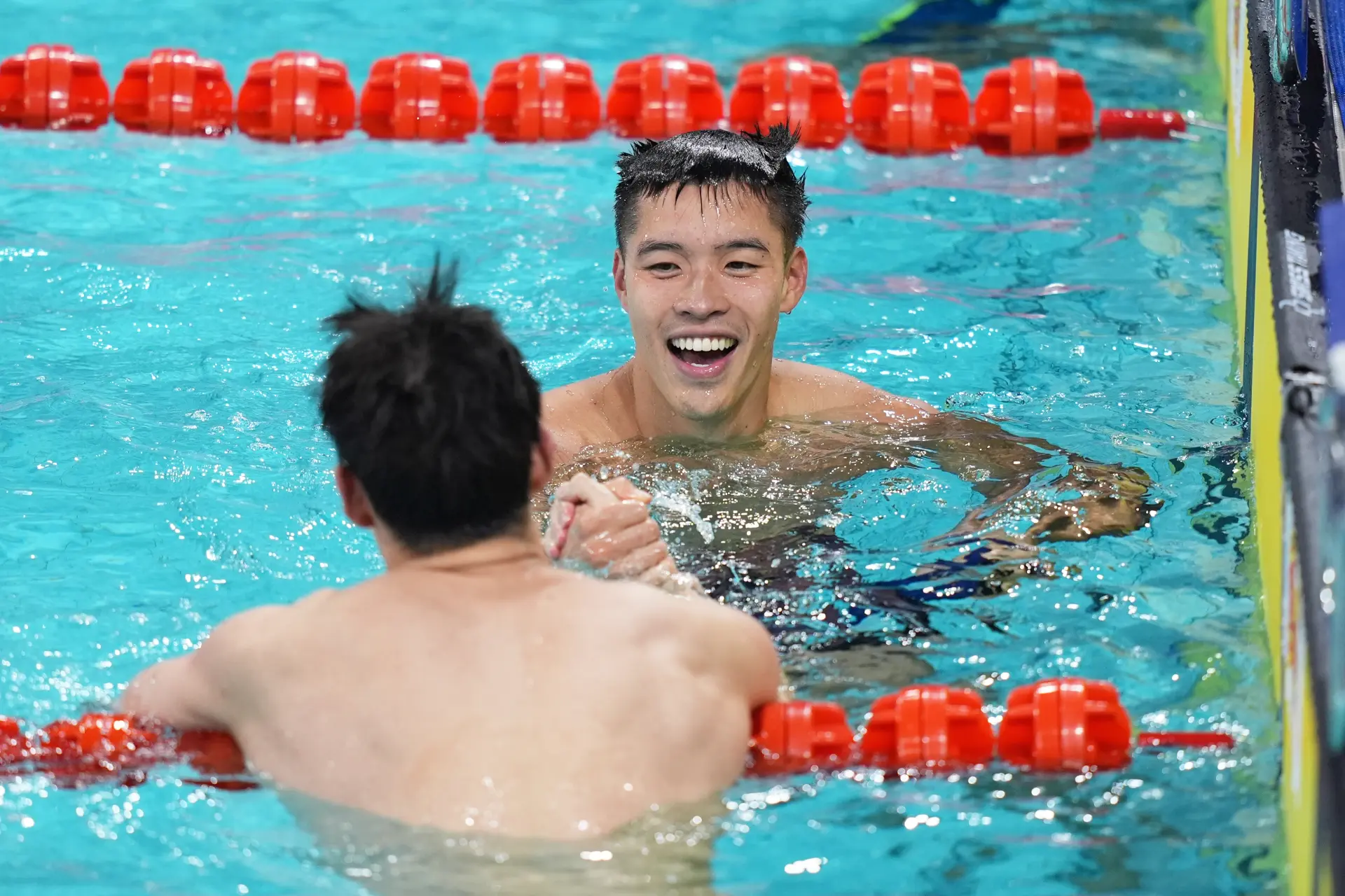 在第十五屆全運會男子50米自由泳決賽中，香港「飛魚」何甄陶從第五泳道出發，以0.59秒的全場第二快反應入水，半程便確立領先優勢，最終以21秒71的驚人成績率先觸池。(圖：新華社)